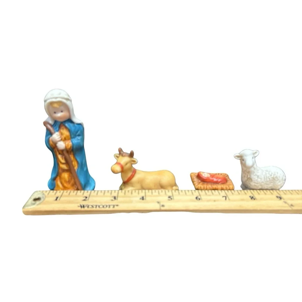 Home for The Holidays 2003 Set of 7 Porcelain Nativity Figurines‎ & Stable + Box